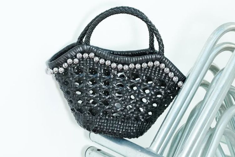Quiet luxury, tas selera gen z, tas asia, 4 Alasan Tas Asia Jadi Favorit Gen Z, Ada Brand Lokal Indonesia, 1. Mengusung konsep quiet luxury, 2. Harga lebih terjangkau dibanding brand Eropa, 3. Didukung tren K-pop dan K-drama, 4. Brand lokal Indonesia ikut disorot