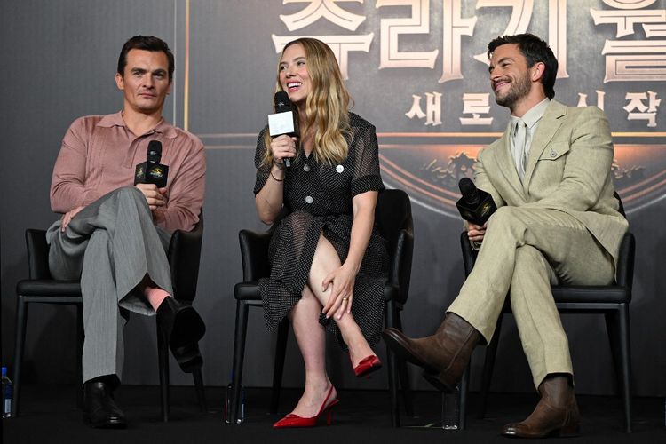 Scarlett Johansson, Gaya Scarlett Johansson, gaya scarlett johansson, fashion scarlett johansson, scarlett johansson film, scarlett johansson movies, gaun scarlett johansson, scarlett johansson fashion, Intip Gaya Scarlett Johansson Saat Promosi Jurassic World: Rebirth di Korea, Pakai Gaun Rp 97 Jutaan