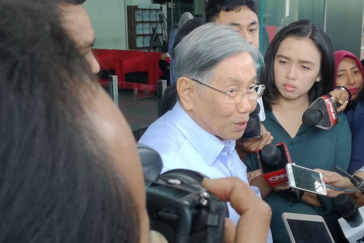 Ekonom senior, Kwik Kian Gie, ekonom senior, wrapup, kwik kian gie meninggal dunia, Kwik Kian Gie meninggal di usia 90 tahun, Selamat Jalan Kwik Kian Gie: Sosok Ekonom Kritis, Pendidik Tangguh, dan Politikus Berintegritas, Bagaimana Latar Belakang Pendidikan dan Awal Karier Kwik Kian Gie?, Apa Saja Kiprah Kwik Kian Gie di Dunia Politik?, Mengapa Kwik Kian Gie Juga Dikenal Sebagai Tokoh Pendidikan?, Apa Warisan yang Ditinggalkan Kwik Kian Gie untuk Indonesia?