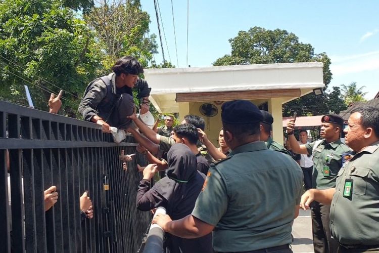 Kodim 0204 Deli Serdang, Serka Darmen Hutabarat, Serda Hendra Fransisco Manalu, Pengadilan Militer I-02 Medan, Prajurit TNI AD, kodim 0204 deli serdang, serka darmen hutabarat, serda hendra fransisco manalu, tni tembak mati pelajar, pengadilan militer i-02 medan, Prajurit TNI Penembak Mati Anak SMP Menangis Minta Dihukum Ringan, Massa Geruduk Sidang