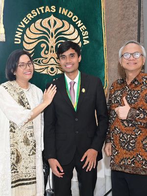 Sri Mulyani, sri mulyani fashion, sri mulyani hadir di wisuda anak, anak sri mulyani, adwin haryo indrawan, 7 Style Sri Mulyani saat Hadiri Wisuda Anak, Kenakan Tunik dan Batik, 1. Tunik putih tulang, 2. Aksen brokat dan renda yang halus, 3. Kain batik bernuansa cokelat, 4. Selendang batik, 5. Heels nude pumps, 6. Rambut bob signature, 7. Aksesori minimalis