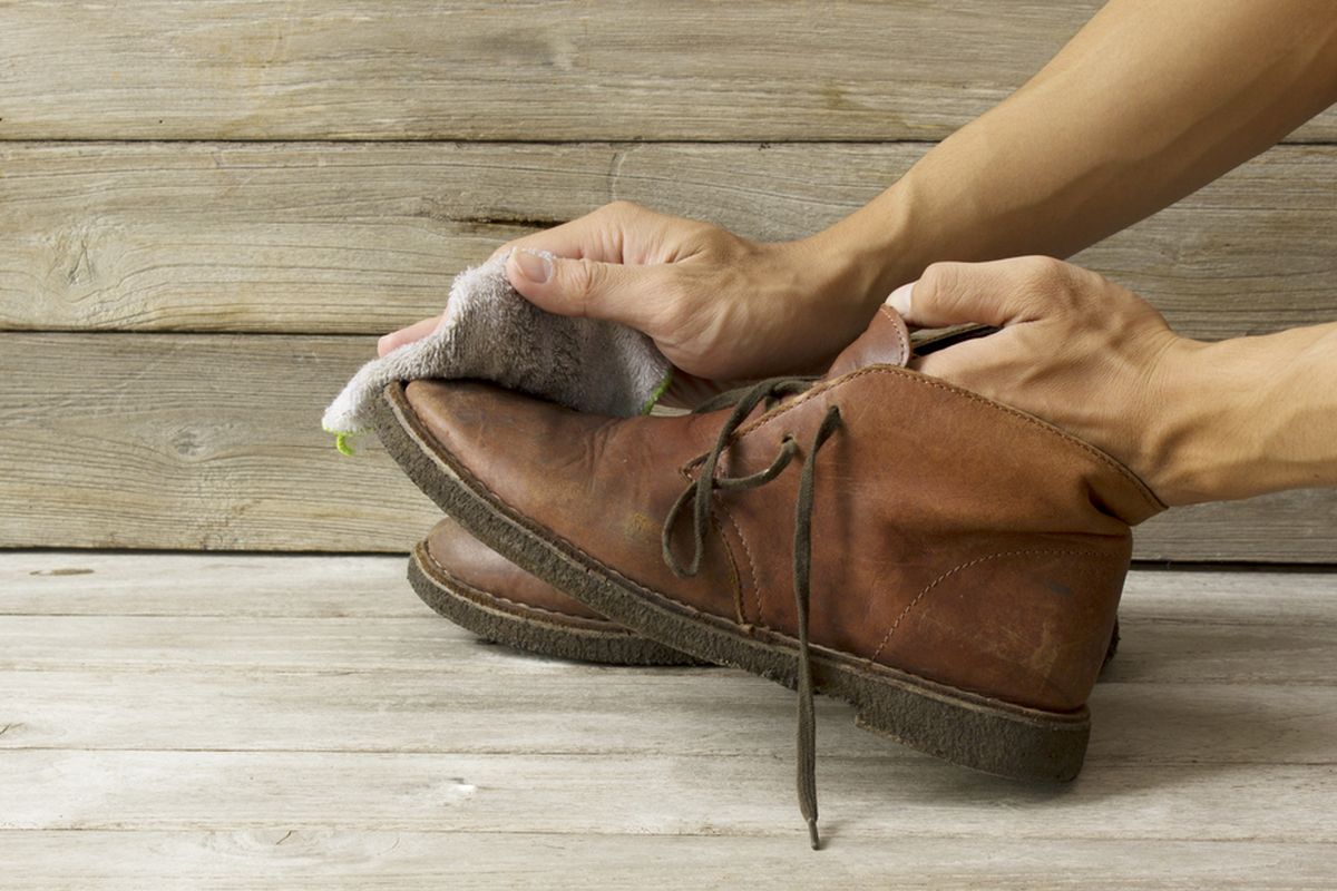 sepatu kulit, 4 Cara Merawat Sepatu Kulit agar Tetap Awet dan Tidak Kusam, 1. Gunakan mink oil untuk menjaga kelembapan kulit, 2. Gunakan sepatu kulit secara rutin, 3. Simpan sepatu di tempat kering dengan silica gel, 4. Hindari menyimpan sepatu terlalu lama
