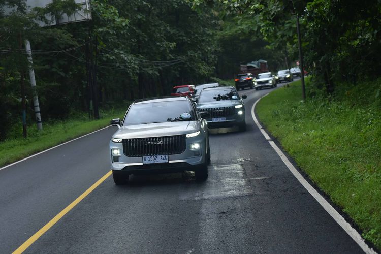 kendaraan listrik hibrida, teknologi Super Hybrid System, Chery Tiggo 8, Jaecoo J7, Kendaraan listrik hibrida, Teknologi Super Hybrid System, Satu Platform Dua Merek, Apa Perbedaan Sistem Hybrid Chery dan Jaecoo?, Apa itu PHEV dan Mengapa Diperkenalkan di Indonesia?, Apa Saja Kemiripan Antara Jaecoo dan Chery?, Kapan Jaecoo dan Chery Memperkenalkan PHEV Mereka?, Apa Perbedaan Spesifikasi Antara Chery Tiggo 8 CSH dan Jaecoo J7 SHS?, Bagaimana Pendapat Para Petinggi Merek Terkait Perbedaan Strategi?