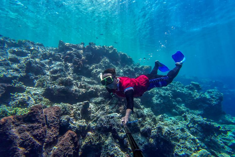 snorkeling, Perlengkapan snorkeling, panduan snorkeling, panduan snorkeling untuk pemula, persiapan sebelum snorkeling, 7 Panduan Snorkeling untuk Pemula, Jangan Snorkeling Sendiri, 1. Berlatih di kolam renang atau pantai dangkal yang tenang , 2. Pelajari keterampilan dasar dan bahaya snorkeling , 3. Pilih lokasi  , 5. Penting kontrol diri, 6. Pakai sepatu katak dan masker, 7. Jangan panik 