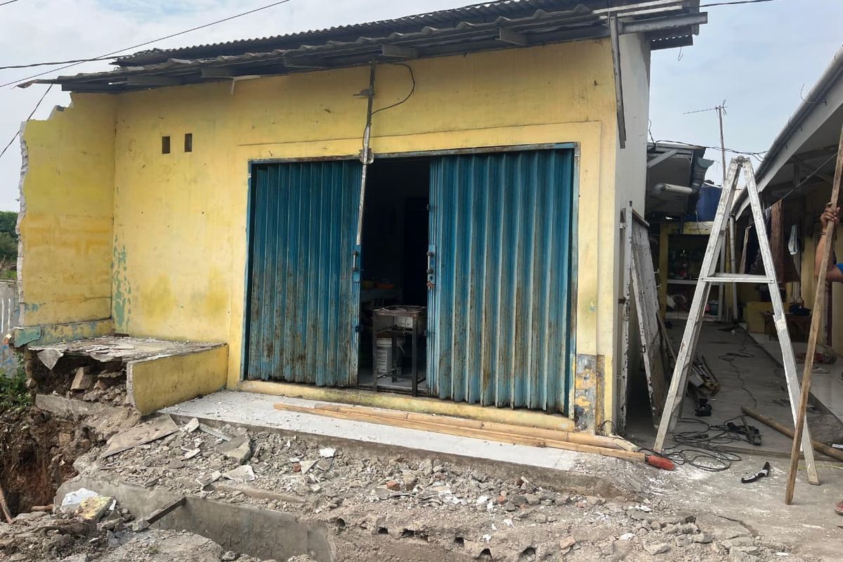 Jawa Barat, Dedi Mulyadi, jawa barat, karawang, bangunan liar, dedi mulyadi bongkar bangunan liar, Kontrakan Rp 200 Juta Dibongkar Dedi Mulyadi, Pemilik Mengaku Tak Tahu Bangunan Ilegal