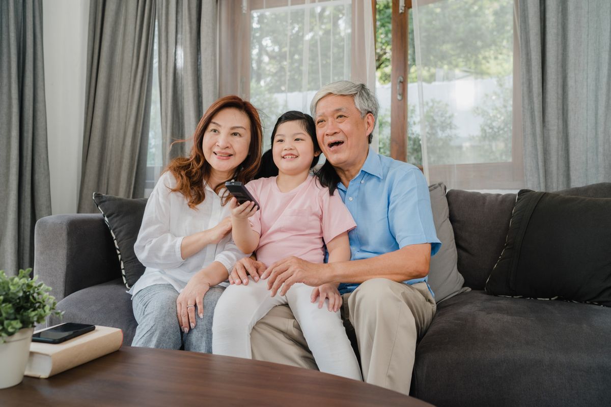 anak stres, Psikolog Ungkap Ucapan Kakek dan Nenek yang Bisa Melukai Cucu Tanpa Disadari, Ucapan yang sebaiknya dihindari kakek dan nenek, Kalimat yang bisa menghambat emosi anak, Memaksa pelukan juga perlu dihindari, Jangan membandingkan masa kecil dulu dan sekarang, Kalimat pengganti yang lebih sehat