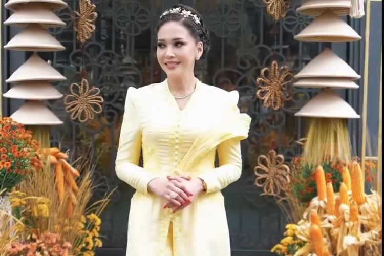Maia Estianty, Ahmad Dhani, El Rumi, Syifa Hadju, gaya Maia Estianty, 9 Gaya Maia Estianty Saat Lamaran El Rumi–Syifa Hadju, Anggun Bernuansa Butter Yellow, 1. Warna butter yellow yang lembut, 2. Kebaya rancangan desainer lokal, 3. Detail bordir, 4. Selendang dengan draping elegan, 5. Riasan glowy, 6. Riasan mata yang lembut, 7. Tatanan rambut klasik nan rapi, 8. Aksesori rambut, 9. Cincin statement