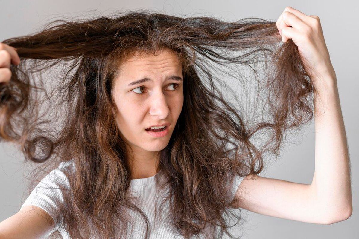 rambut rontok, tips merawat rambut, mengatasi rambut rontok, rambut rontok saat berpuasa, tips merawat rambut rontok saat puasa, tips merawat rambut agar tidak rontok, tips merawat rambut saat puasa, Catat, 6 Tips Merawat Rambut agar Tidak Rontok Saat Berpuasa, 1. Konsumsi protein yang cukup, 2. Perhatikan asupan vitamin dan mineral, 3. Terapkan pola makan seimbang, 4. Hindari mengikat rambut terlalu kencang, 5. Batasi penggunaan alat pemanas dan bahan kimia, 6. Rawat kulit kepala dengan baik