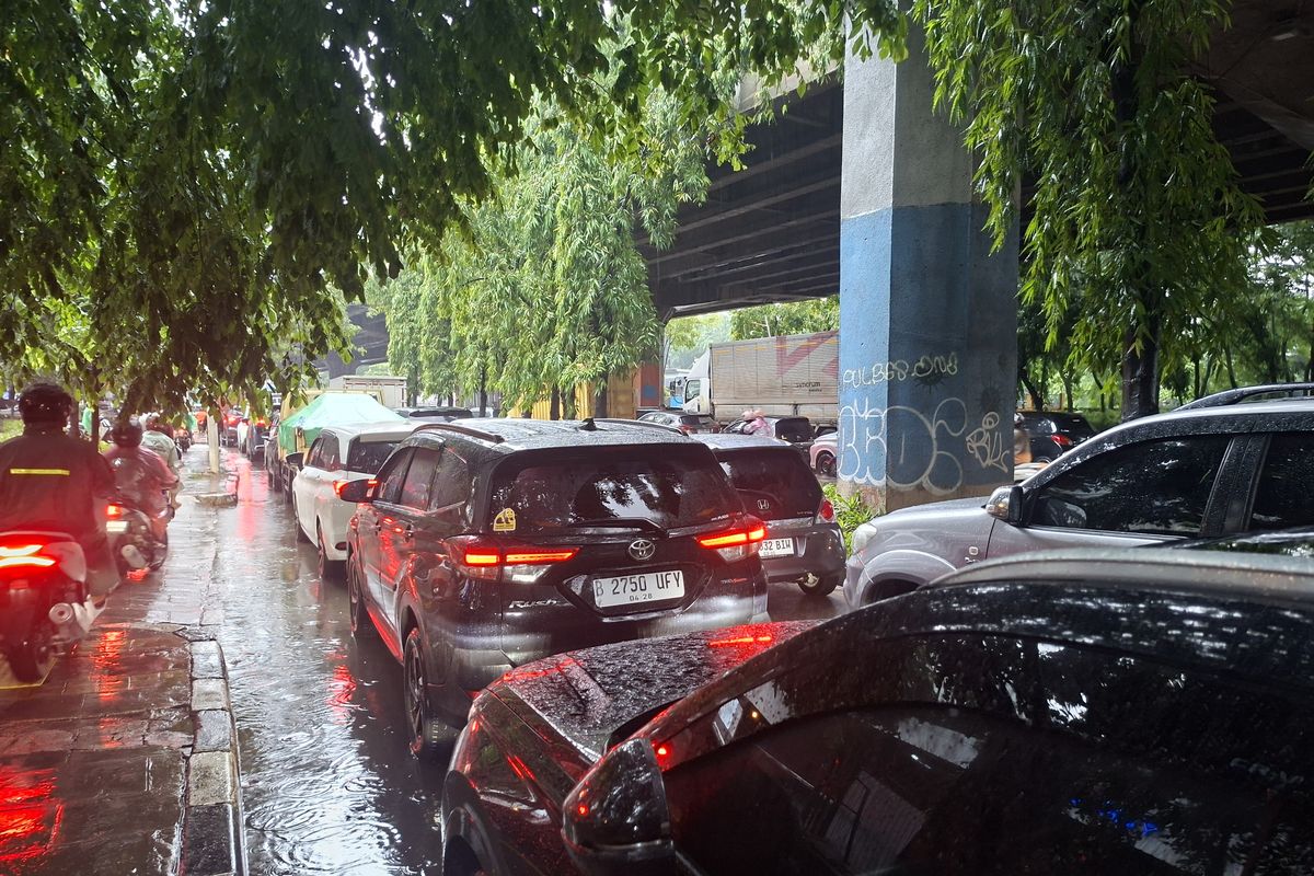 hujan, macet, hujan di pagi hari, Alasan Kenapa Jalanan Kerap Macet Saat Hujan di Pagi Hari