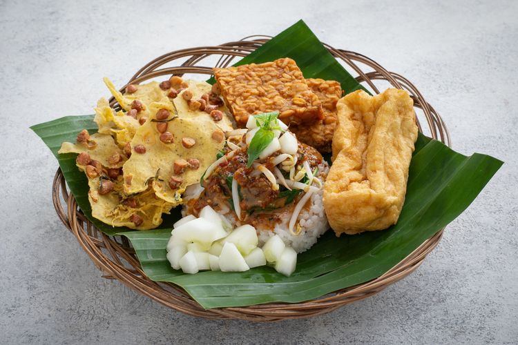 Indonesia, 20 Kuliner Indonesia yang Mendunia Versi TasteAtlas 2026, 1. Sate kambing, 2. Soto betawi, 3. Siomay, 4. Batagor, 5. Pisang goreng, 6. Nasi goreng ayam, 7. Bubur ayam, 8. Perkedel, 9. Ayam goreng, 10. Klepon, 11. Pempek, 12. Rawon, 13. Nasi Uduk, 14. Tempeh mendoan, 15. Pecel, 16. Bebek goreng, 17. Ikan bakar, 18. Sambal terasi, 19. Ayam penyet, 20. Odading