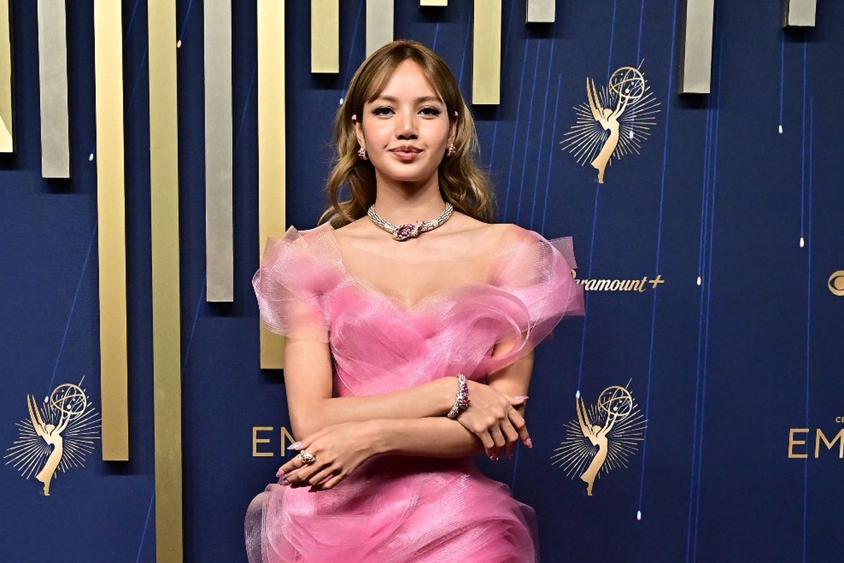 Emmy Awards, Lisa BLACKPINK, Lalisa Manobal, emmy awards 2025, Lisa BLACKPINK Kenakan Gaun Asimetris Pink di Emmy Awards 2025, Detail gaun Lisa di Emmy Awards 2025, Riasan dan gaya rambut Lisa di Emmy Awards 2025, Keterlibatan Lisa di The White Lotus, Malam besar untuk The White Lotus