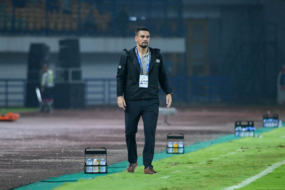 Carlos Pena, Persita, Dewa United, Super League, Persita Tangerang, Ricky Kambuaya, Dika Pratama, Persita Kalah dari Dewa United, Carlos Pena Sebut Level Wasit Indonesia Buruk