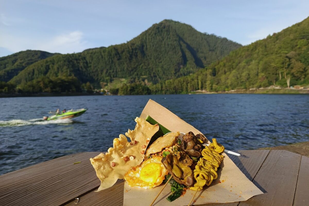 Magetan, pecel, viral, Telaga Sarangan, Viral Wisatawan Telaga Sarangan Ditegur karena Beli Pecel di Pedagang Keliling, Ternyata Begini Faktanya, Pemilik Warung Ungkap Kronologi Kejadian, Alasan Painem Menegur Wisatawan dan Pedagang Pecel, Buntut Video Viral, Satpol PP Turun Tangan, Isi Video yang Viral di Media Sosial