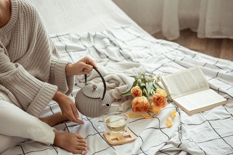 Acha Septriasa, slow living, slow living adalah, apa itu slow living, cara menerapkan slow living, acha septriasa cerai, Vicky Kharisma, slow living itu apa, cara slow living, cara hidup slow living, Seperti Acha Septriasa, Begini Cara Menerapkan Hidup Slow Living, 1. Harus "memperlambat" diri, 2. Prioritaskan kualitas daripada kuantitas, 3. Pelan-pelan terapkan ke rutinitas sehari-hari, 4. Hindari barang-barang elektronik, 5. Satu aktivitas dalam satu waktu, 6. Luangkan waktu untuk refleksi, 7. Berlatih mindfulness, 8. Luangkan waktu untuk me time, 9. Nikmati setiap makanan, 10. Nikmati hal-hal kecil