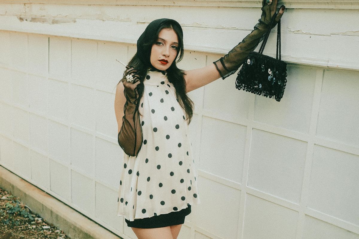 motif polkadot, polkadot, fesyen, fashion, gaya, 5 Inspirasi Bergaya dengan Motif Polkadot yang Jadi Tren Fesyen, 1. Gaun musim panas polkadot, 2. Rok midi polkadot, 3. Celana balon polkadot, 4. Cardigan rajut polkadot, 5. Syal bermotif polkadot