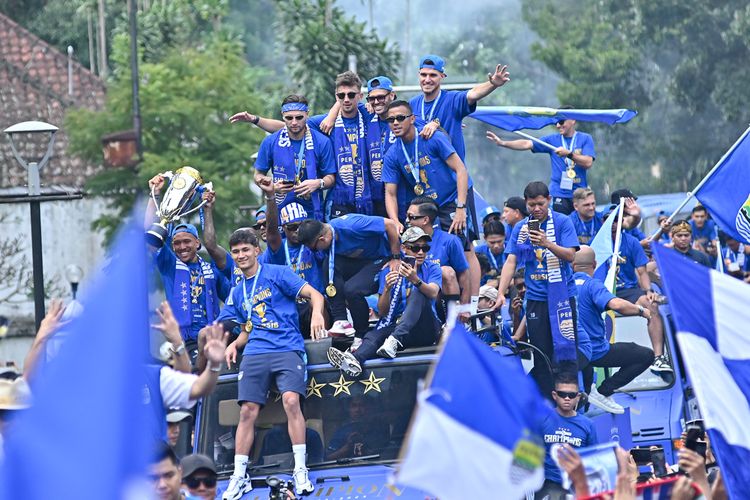 Persib, Liga 1 2024-2025, Persib juara, persib bandung, Berita Foto, Persib Juara, BERITA FOTO: Pawai Persib Juara Liga 1 2024-2025, Bandung Lautan Biru