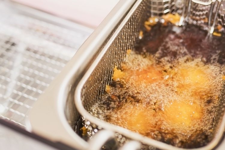 tempe mendoan, mendoan, cara bikin tempe mendoan kriuk, cara bikin mendoan crispy, Tempe Mendoan Kurang Kiruk, Ini Rahasia Cara Menggorengnya, 1. Gunakan wajan besar dan banyak minyak, 2. Perhatikan suhu minyak, 3. Balik sekali saja, 4. Tiriskan dengan baik, 5. Sajikan dalam keadaan hangat