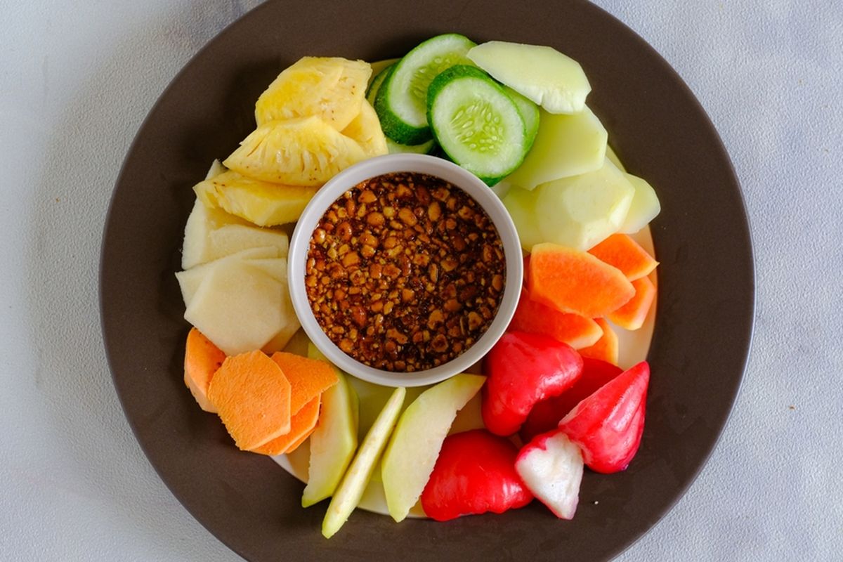 resep bumbu rujak buah, cara membuat rujak buah, bumbu rujak tanpa kacang, rujak buah kental, resep rujak buah awet, rahasia bumbu rujak tahan lama, Resep Bumbu Rujak Buah Kental Tanpa Kacang, Awet 1 Bulan, Ciri Khas Bumbu Rujak Tanpa Kacang, Bahan Buah, Cara Membuat Bumbu Rujak Buah Kental Tanpa Kacang, Cara Penyajian Rujak Buah, Tips Agar Bumbu Rujak Awet dan Tetap Kental