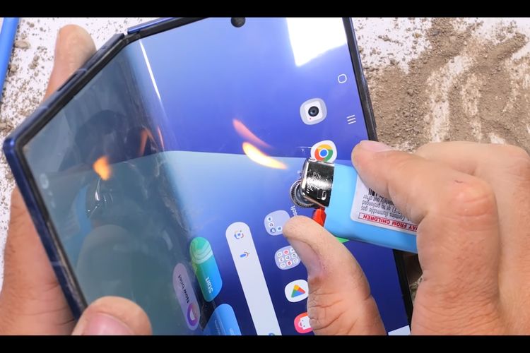 Samsung, Galaxy Z Fold 7, JerryRigEverything, uji ketahanan, Samsung Z Fold 7, Uji ketahanan, jerryrigeverything, Samsung Galaxy Z Fold 7, samsung z fold 7, Samsung Galaxy Z Fold 7 Bikin Perusak Gadget Capek Sendiri, Sulit Rusak meski Dibakar dan Digores