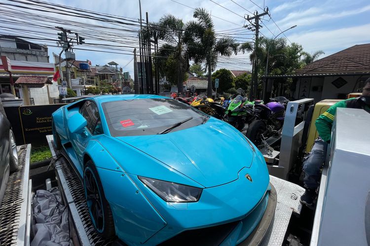 otomotif, mobil mewah, lelang, kendaraan bermotor, Doni Salmanan, mobil mewah doni salmanan, crazy rich, motor mewah, 10 Kendaraan Mewah Doni Salmanan Laku Dilelang, Tembus Rp 9,8 Miliar