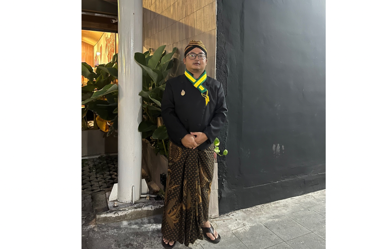 Malam 1 Suro, Mangkunegaran, Kirab Malam 1 Suro, kirab 1 Suro, busana Kirab Malam 1 Suro, kirab malam 1 suro, Malam 1 Suro 2025, Kirab 1 Suro Mangkunegaran 2025, kirab 1 suro, busana kirab malam 1 suro, Gaya Pria Peserta Kirab Malam 1 Suro, Tampil Maksimal dengan Busana Jawa