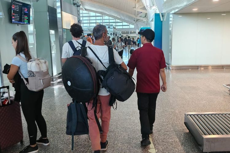 deportasi WNA, WNA Iran deportasi, Pencurian modus alih fokus, Kasus kriminal WNA, wna iran curi uang, nasib wna iran yang curi uang, Deportasi 2 WNA Iran: Terbukti Curi Uang dengan Modus Alih Fokus