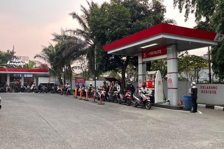 harga Pertamax, antrean Pertalite, Harga Pertamax Naik, Antrean Pertalite di SPBU Bogor Mengular