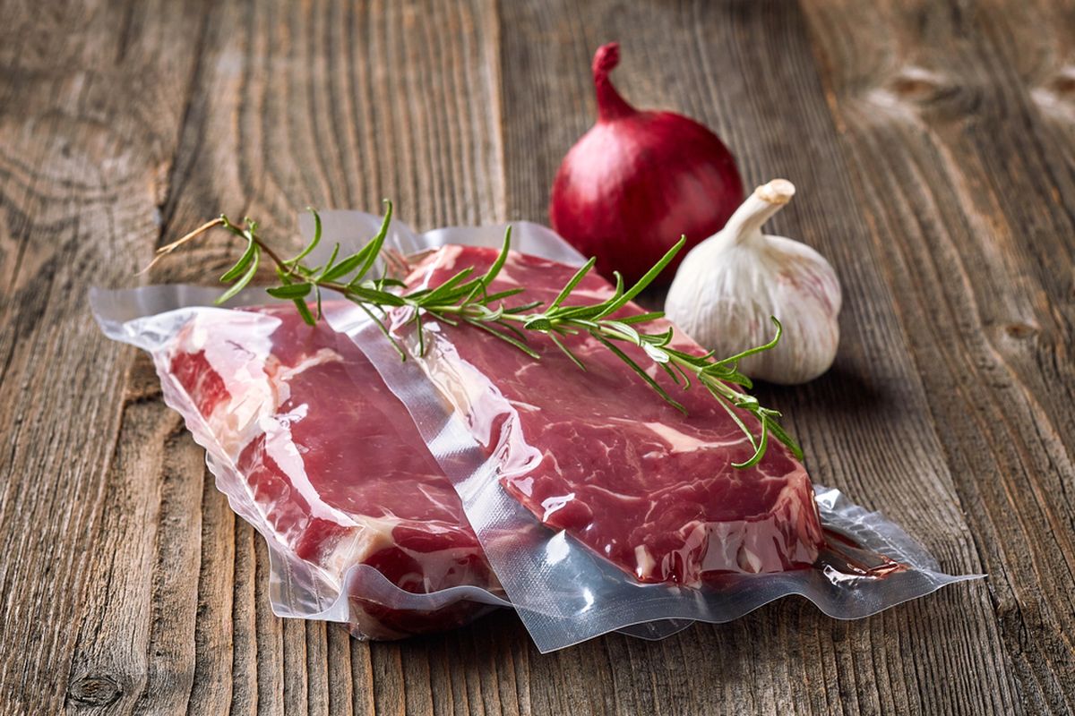 Daging, daging, daging beku, Berapa lama daging awet di freezer, simpan daging dalam freezer, masa simpan daging dalam freezer, cara simpan daging dalam freezer, berapa lama boleh simpan daging dalam freezer, Berapa Lama Daging Sapi Bisa Disimpan di Freezer? Ini Tips dan Tanda Kerusakannya, Masa Simpan Daging Sapi di Freezer, Tanda-Tanda Daging Tidak Layak Konsumsi, Cara Mencairkan Daging Sapi dengan Aman, Tips Menyimpan Daging di Lemari Pendingin, Masa Simpan Berdasarkan Jenis Daging