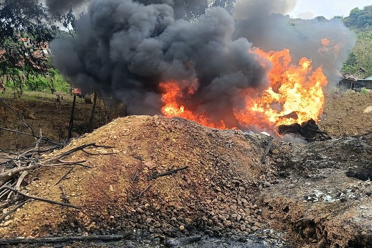 Blora, sumur minyak, Sumur minyak di Blora, kebakaran sumur minyak ilegal, sumur minyak rakyat blora, Desa Gandu, sumur minyak blora terbakar, sumur minyak di blora terbakar, Desa Gandu Blora, sumur minyak blora, sumur minyak di blora kebakaran, minyak ilegal Jawa Tengah, 60 Sumur Minyak Ilegal Tersebar di  Desa Gandu Blora, 10 Beroperasi di Permukiman Padat Penduduk, Sumur Minyak Rakyat Bermunculan Sejak Dua Tahun Terakhir, Polisi Lakukan Penertiban, Respons Bupati Blora, Pemerintah Pusat Siapkan Regulasi