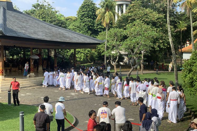Melukat di TMII, BERITA FOTO: Ritual Melukat Bali di Taman Mini Indonesia Indah Jakarta