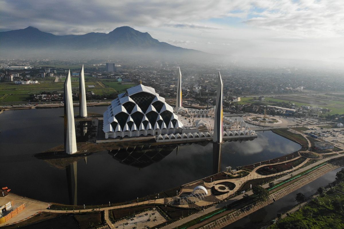 Masjid Al Jabbar, Masjid Raya Al Jabbar Rebranding Jadi Al Jabbar Istimewa, Siap Buka 24 Jam Mulai 2026, Mengapa Masjid Al Jabbar Direbranding Menjadi Al Jabbar Istimewa?, Seberapa Besar Antusiasme Masyarakat terhadap Masjid Al Jabbar?, Apa Makna di Balik Nama Al Jabbar Istimewa?, Apa Saja Program Unggulan DKM Al Jabbar Istimewa?
