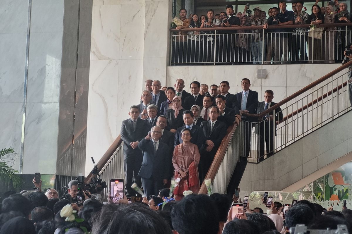 Sri Mulyani, suami sri mulyani menkeu, tonny sumartono, suami sri mulyani, Dipeluk Suami, Sri Mulyani Menangis Haru Saat Pamit dari Kemenkeu