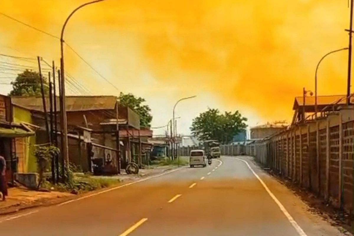 Asap Kuning di PT Vopak Cilegon Picu Keluhan Warga, Ini Penjelasan Resmi Pemkot dan Polisi, Warga panik dan alami sesak napas, Reaksi Pemkot Cilegon soal dugaan kebocoran pabrik, Penanganan warga dan pemantauan udara, Perusahaan tegaskan operasional aman, Penjelasan teknis kepolisian soal proses pembersihan pipa