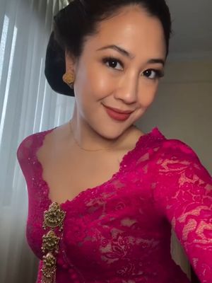 Sherina Munaf, 7 Gaya Sherina Munaf Hadiri Tingalan Jumenengan Mangkunegaran, Kebaya Fuchsia Curi Perhatian, 1. Kebaya fuchsia brokat yang elegan, 2. Kain batik klasik, 3. Selendang kuning emas, 4. Aksesori klasik, 5. Tatanan rambut sanggul klasik, 6. Riasan wajah natural, 7. Sikap anggun yang menyempurnakan penampilan
