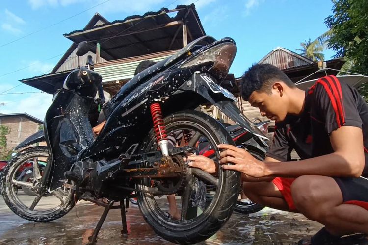 cuci steam, cuci motor, hidrolik, Mencuci motor, tips motor, Tips Cuci Motor, Video Unik Cuci Motor Pakai Hidrolik Manual dari Kayu