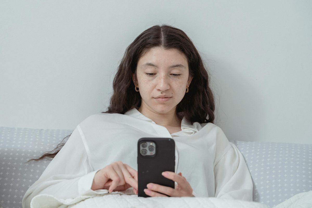 perundungan siber, Komdigi, Trik Jeda 10 Detik agar Tak Mudah Terpancing Emosi Saat Hadapi Hoaks di Dunia Maya