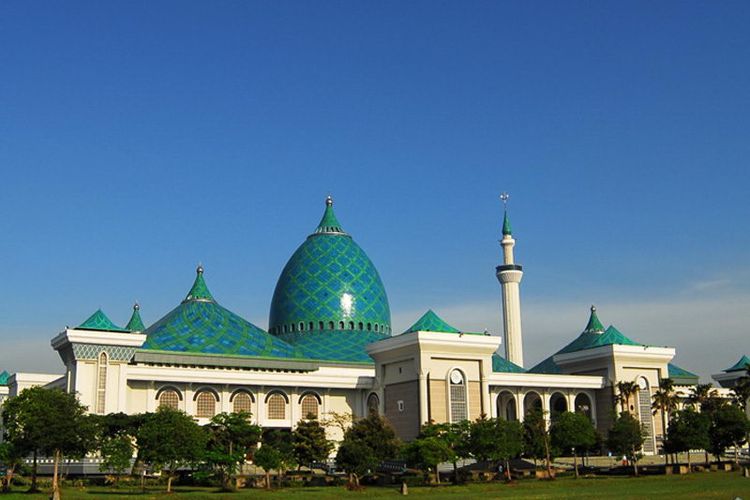 masjid, Megah dan Ikonik, 7 Masjid Indonesia Rasa Timur Tengah, 1. Masjid Ramlie Musofa, 2. Masjid Al-Ikhlas PIK, 3. Masjid At-Thohir, 4. Masjid Agung An-Nur, 5. Masjid Dian Al-Mahri / Masjid Kubah Emas, 6. Masjid Nasional Al-Akbar