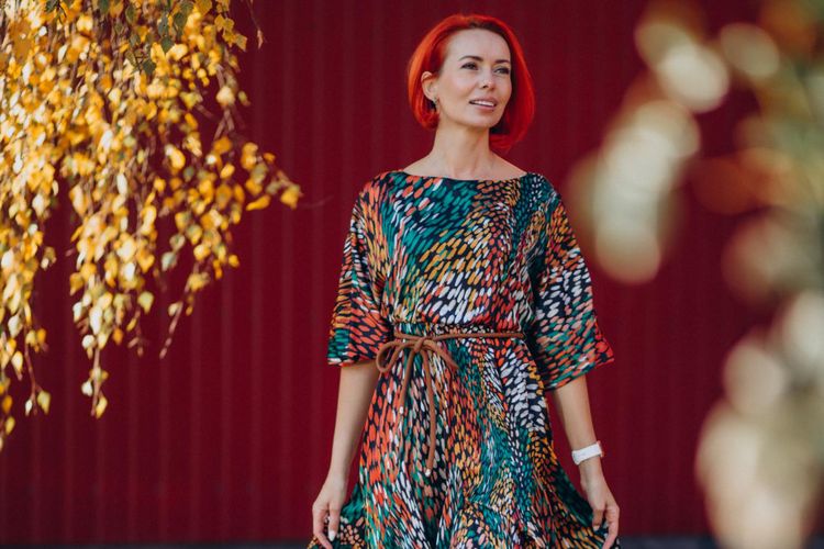 motif baju, Motif baju, fashion wanita, tips fashion, tampil muda, motif baju bikin tua, fashion 2025, 6 Motif Baju yang Bisa Membuat Penampilan Terlihat Lebih Tua Meski Sering Jadi Favorit, 1. Motif abstrak, 2. Motif kecil-kecil, 3. Motif kotak-kotak, 4. Motif geometris, 5. Wild patterns, 6. Motif barok
