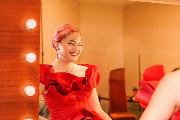 Marshanda, marshanda sekarang, marshanda la tahzan, 7 Gaya Marshanda di Gala Premiere La Tahzan, Anggun Serba Merah, 1. Gaun merah ruffles dramatis, 2. Makeup semi bold, 3. Lipstik merah merona, 4. Rambut sleek, 5. Perhiasan berkilau, 6. High Heels merah , 7. Serba merah yang perfect