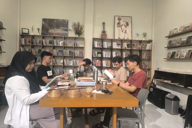 kopi, Surabaya, kedai kopi, Jawa Timur, Bukan Jakarta, Kota Ini Punya Kedai Kopi Terbanyak di Indonesia, Kafe, Modernitas, dan Bahasa yang Menjual, Bukan Sekadar Budaya Global, Pergeseran Ruang Publik, Cangkrukan yang Beradaptasi