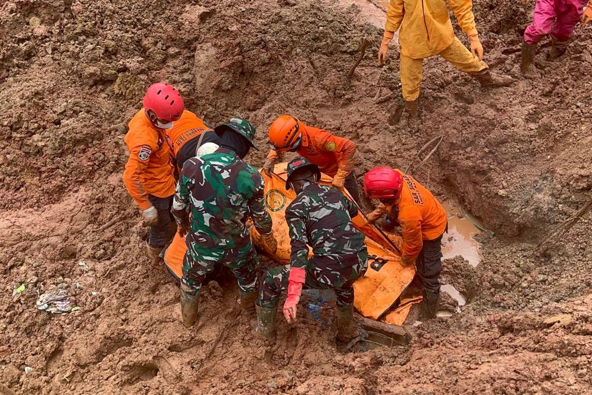 tanah longsor, Cilacap, hasil operasi SAR, tanah longsor di cilacap, tanah longsor di Cibeunying, jumlah korban meninggal akibat tanah longsor di Cilacap, Longsor di Cilacap: Korban Meninggal Jadi 18 Orang, 5 Warga Masih Hilang, Hasil operasi SAR: pencarian dihentikan sementara akibat cuaca, Kerusakan dan dampak sosial dari bencana tanah longsor di Cilacap, Upaya pemerintah dan Basarnas, BNPB siapkan pemulihan jangka panjang