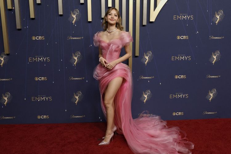 Emmy Awards, Lisa BLACKPINK, Lalisa Manobal, emmy awards 2025, Lisa BLACKPINK Kenakan Gaun Asimetris Pink di Emmy Awards 2025, Detail gaun Lisa di Emmy Awards 2025, Riasan dan gaya rambut Lisa di Emmy Awards 2025, Keterlibatan Lisa di The White Lotus, Malam besar untuk The White Lotus