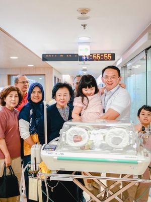 Puput Nastiti Devi, Intip Style Puput Nastiti Devi Melahirkan Anak Ketiga, Nuansa Pastel, Makeup natural Puput Nastiti Devi, Rambut ditata rapi dengan gaya sederhana, Busana bernuansa pastel lembut, memberi kesan hangat dan menenangkan, Gaya Ahok yang simpel dan bersih, fokus pada peran sebagai pendamping