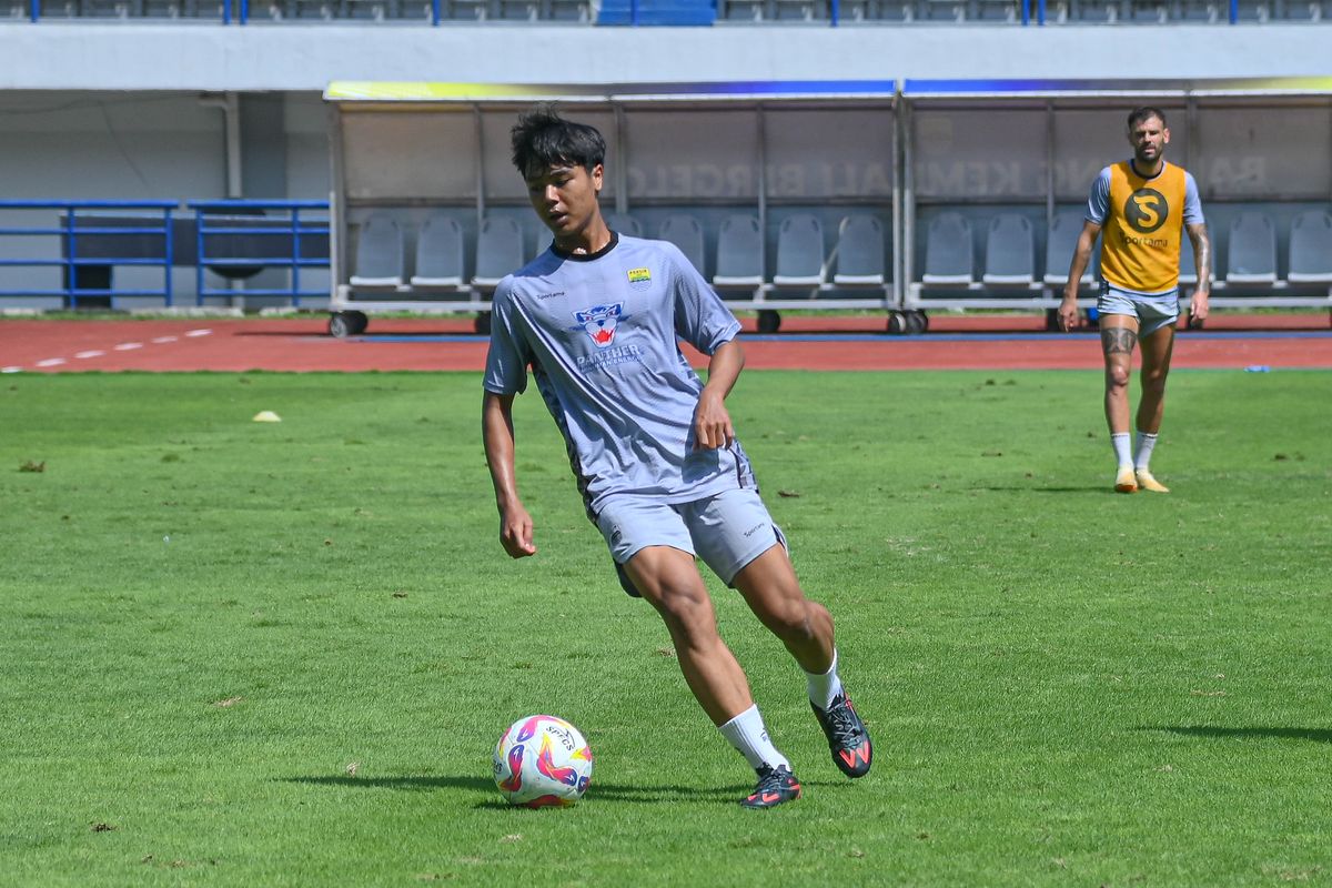 Timnas U17 Indonesia, Nazriel Alvaro, Bojan Hodak, Piala Asia U17 2025, Nova Arianto, Piala Dunia U17 2025, timnas u17 Indonesia, Nazriel Alfaro, Pilar Timnas U17 Indonesia Latihan dengan Skuat Utama Persib Bandung