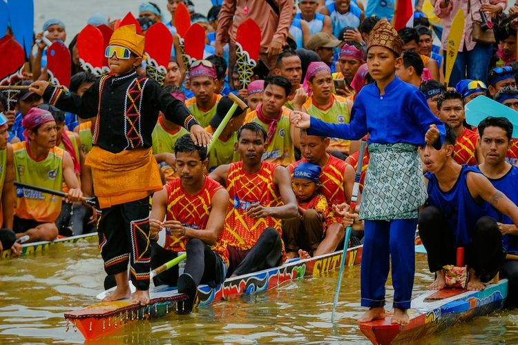 melly mike tiba di riau, agenda melly mike di riau, melly mike pacu jalur, diskografi melly mike, melly mike hadir di festival pacu jalur 2025, Rapper Melly Mike Tiba di Riau, Siap Tampil di Penutupan Festival Pacu Jalur