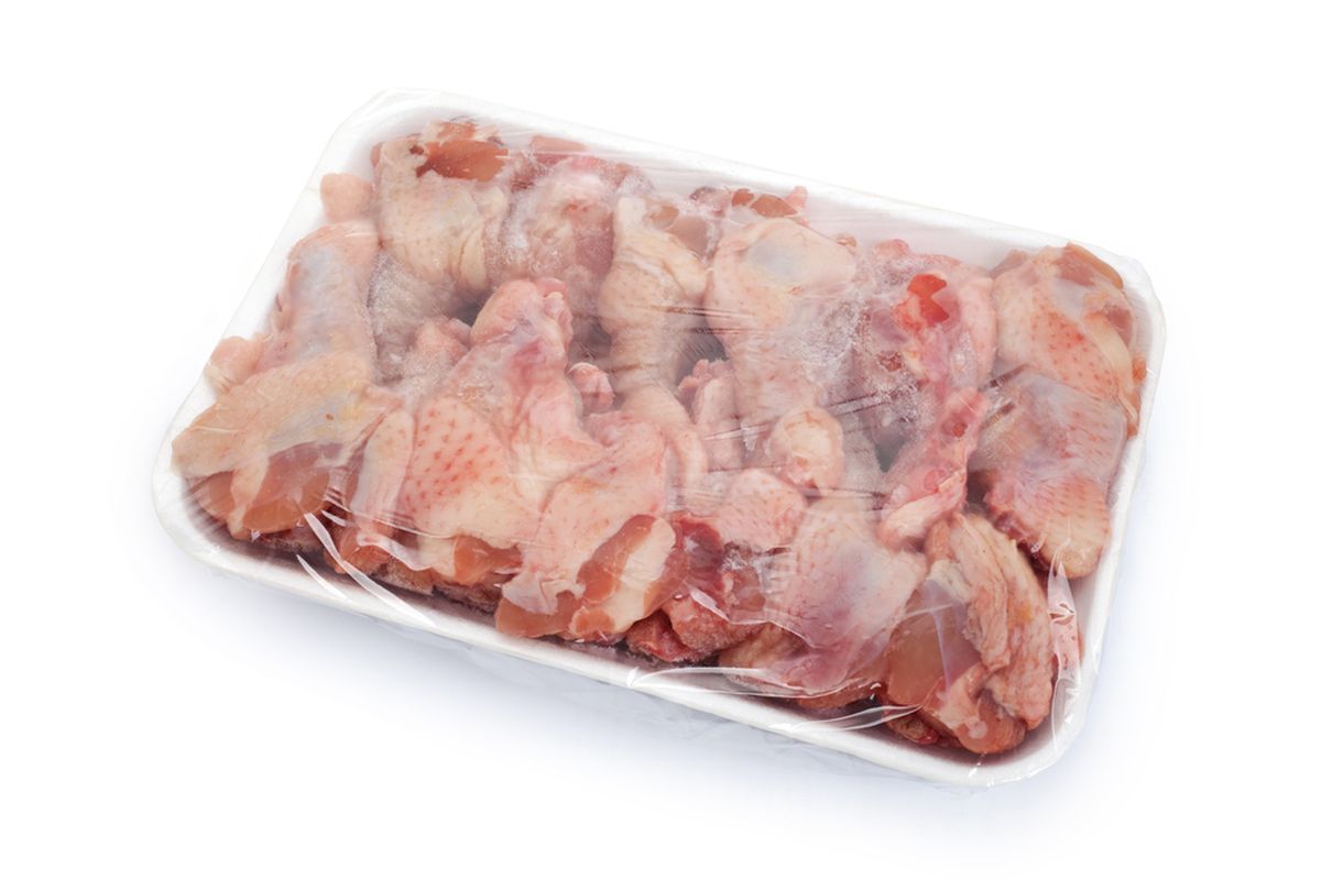 ayam beku, cara mencairkan ayam beku, cara mencairkan ayam beku dengan cepat, mencairkan ayam beku, mencairkan ayam beku dengan cepat, Lupa Mengeluarkan Ayam dari Freezer, Ini Cara Cepat Cairkan Ayam Beku, Langkah mencairkan ayam di microwave, Tanda ayam telah mencair sempurna, Waspadai ayam mulai matang, 1. Di kulkas, 2. Air dingin