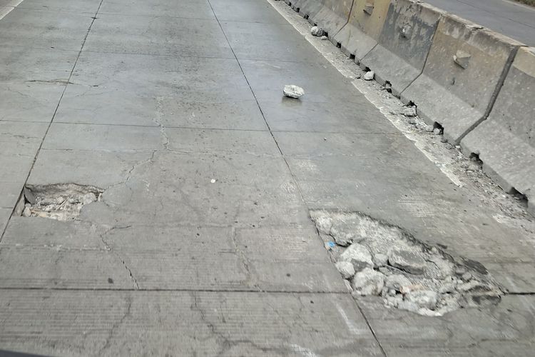 mobil, flyover Pesing, jalan berlubang, kaki-kaki, Hati-hati Lubang di Flyover Pesing, Banyak Mobil Pecah Ban