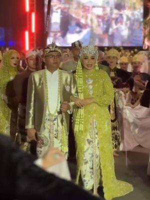 Maula Akbar Mulyadi, Putri Karlina, anak dedi mulyadi menikah, Maula Akbar Mulyadi menikah, Pernikahan anak Dedi Mulyadi, maula akbar anak dedy mulyadi, maula akbar mulyadi, anak dedy mulyadi menikah, anak dedy mulyadi nikahi wabup garut, anak dedi mulyadi, 7 Detail Outfit Maula Akbar Anak Dedi Mulyadi dan Putri Karlina, Nuansa Lime, 1. Siger modern bertabur kilau, 2. Untaian melati, 3. Kebaya lime full payet, 4. Beskap warna champagne, 5. Selop payet, 6. Totopong, 7. Makeup fresh