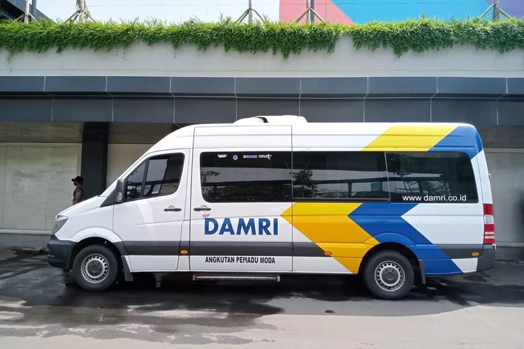 damri bandara soekarno-hatta kemana saja, damri bandara soekarno hatta ke bandung, dari bandara soekarno hatta ke halim naik apa, damri bandara soekarno hatta ke kelapa gading, jadwal damri bandara, tarif damri bandara soekarno-hatta ke blok m, tarif damri bandara soekarno hatta ke merak, tarif damri bandara soekarno hatta ke gambir, Jadwal dan Tarif DAMRI Bandara Soekarno-Hatta 2025 untuk Balik Mudik, 1. Stasiun DAMRI Ciputat, 2. Stasiun KCIC Halim, 3. Stasiun Gambir, 4. Stasiun DAMRI Kemayoran, 5. Terminal Blok M, 6. Terminal Lebak Bulus, 7. Terminal Pasar Minggu, 8. Terminal Rawamangun, 9. Terminal Kampung Rambutan, 10. Terminal Tanjung Priok, 11. Stasiun DAMRI Merak, 12. Botani Square Bogor, 13. Cibinong City Mall, 14. Mall Kelapa Gading, 15. Intermark BSD, 16. Hollywood Junction Cikarang, 17. Grand Taruma Karawang, 18. Terminal Kayuringin Bekasi Barat, 19. Harapan Indah Bekasi (Transera), 20. Stasiun DAMRI Purwakarta, 21. Stasiun DAMRI Sukabumi, 22. Transpark Mall Bintaro, 23. Terminal Depok Sawangan, 24. Khalifah Station, 25. Terminal Pulo Gebang, 26. Senayan Park