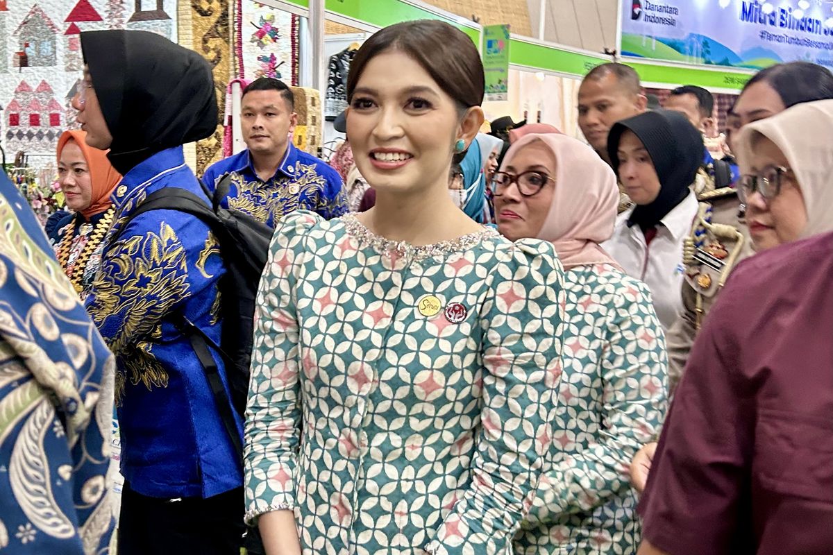 INACRAFT 2026, Gaya Elegan Selvi Ananda di Inacraft 2026 dalam Balutan Batik Kawung, Aksesori minimalis yang menyatu dengan busana, Riasan natural dan tata rambut klasik, Sentuhan akhir yang fungsional dan elegan, Mengenal INACRAFT 2026